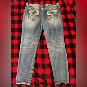 VIGOSS Cropped raw hem crops.